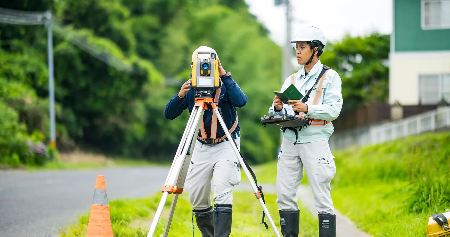 測量をしている星測量設計のスタッフ