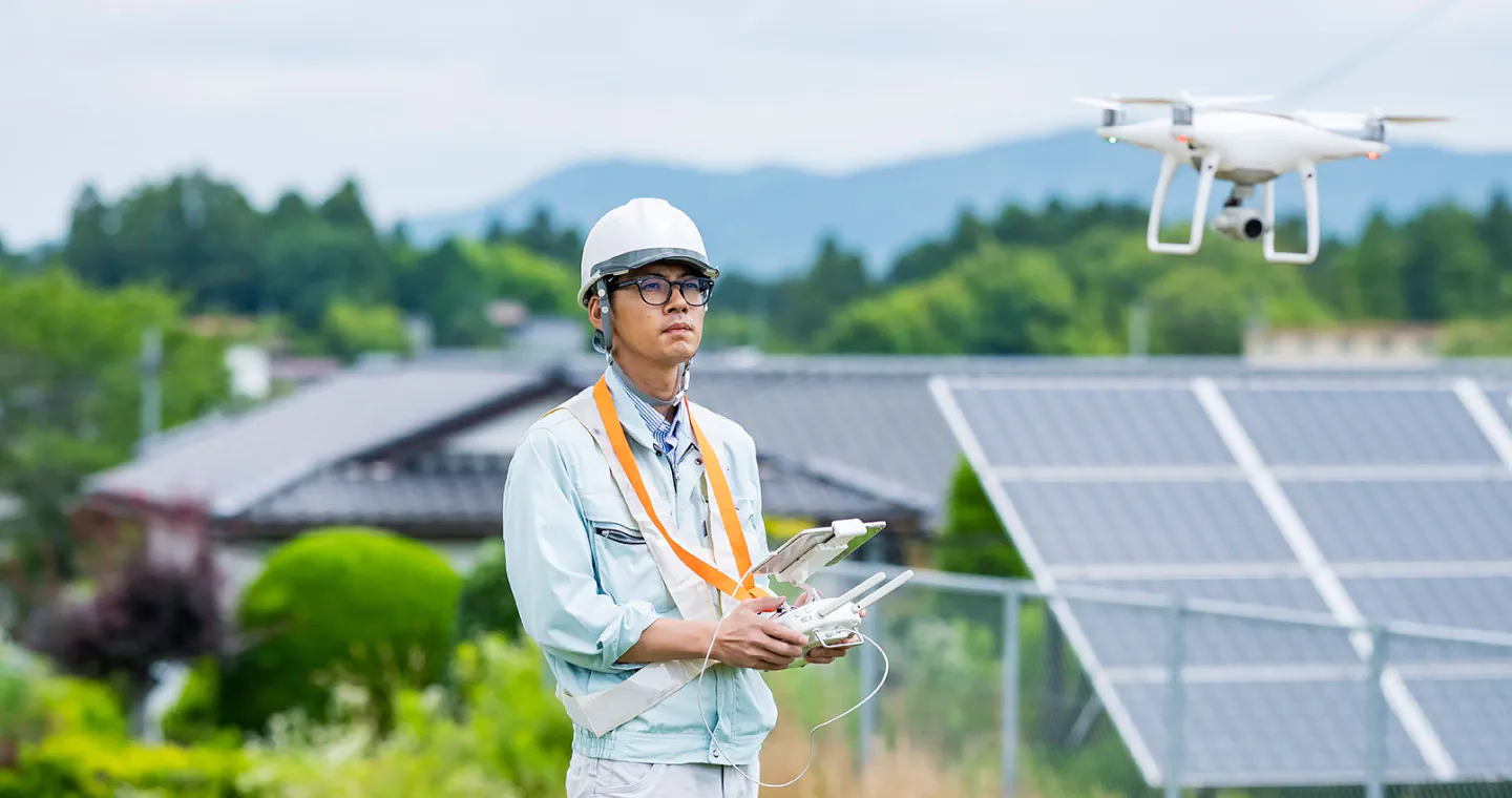 ドローンを使用した測量を行っている星測量設計のスタッフ